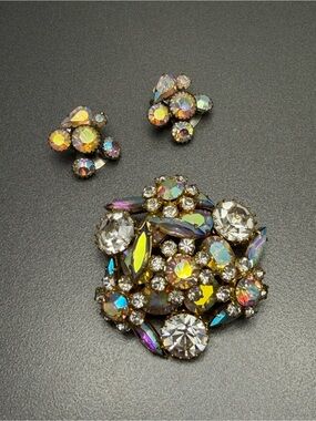 ❤️2/$80 Vintage Aurora Rhinestone Brooch and Earrings- married set